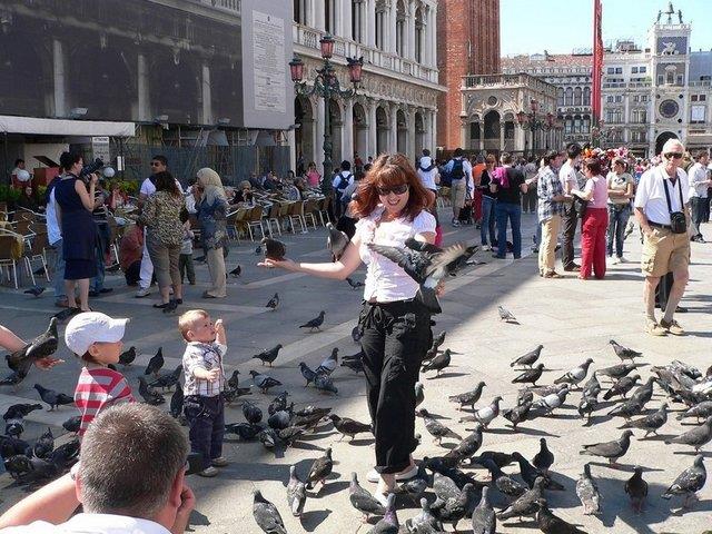 'St. Mark Meydan'nda ku besliyorum' pozu