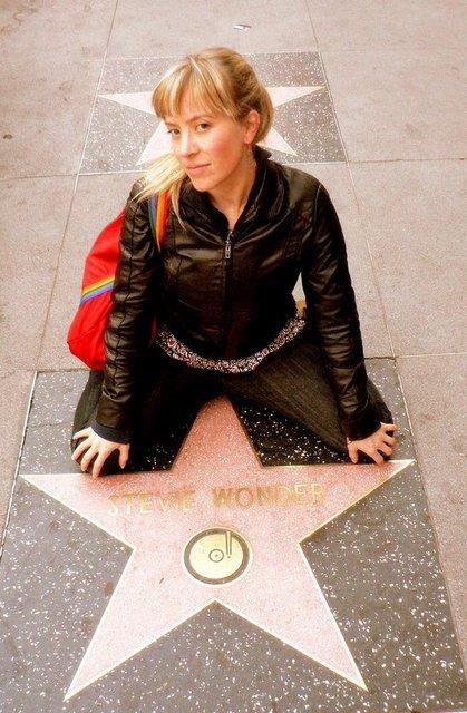 Hollywood Bulvar'nda hayran olan kiinin mermer tann yannda poz vermek