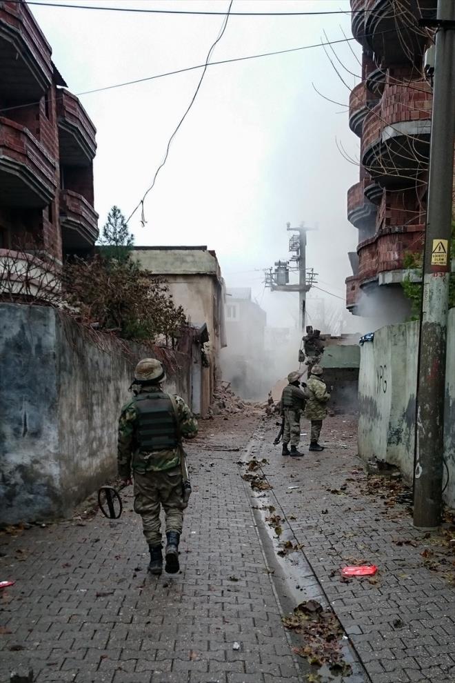 Cizre'de, PKK'l terristlere ynelik "ehit Jandarma Astsubay Kdemli avu Burak Demirci" operasyonu byk lde tamamland. PKK'l terristler en ar darbeyi yedikleri Cizre'den kaarken geride braktklar akna drd.  <br>Terr rgtnn ss olarak grlen Cizre'de toplam 508 terrist ldrld. te PKK'dan geriye kalanlar.