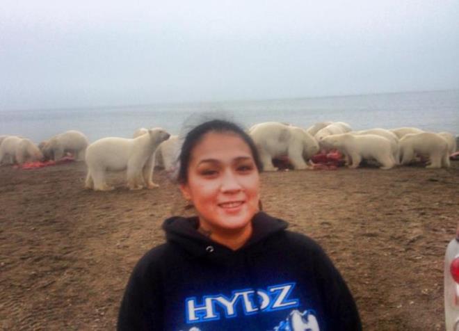 Ancak baz fotoraflar olduka tehlikeli ve yasad yerlerde ekilmi. Tpk beslenen kutup aylarnn nnde ekilmi bu fotoraf gibi...