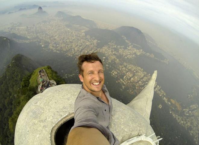 Fotoraf Lee Thompson Brezilya'nn simgesi olan Rio de Janeiro'daki 710 metre ykseklikteki Hz sa heykelinin tepesinde selfie ekti...