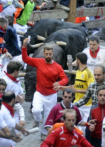 spanya'da geleneksel olarak yaplan Pamplona Festivali yine heyecanl anlara sahne oldu. Her yl dzenlenen boa kousunda bir turistin boalar kendisini kovalarken ekmeye alt selfie abas objektiflere ite byle yansd...