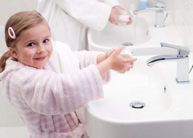 1.Ellerini en az 15 saniye ykayn  <br>  ocuunuzun ellerini en az 15 saniye sabunla ovuturarak ykamanz, sadece st solunum yollar enfeksiyonlarn deil, her trl bulac hastal nlemede en etkili yol. Bu nedenle sabahlar rutin uygulamann yan sra; hasta kiiyle temas ettiinde, burnunu sildiinde, enfekte olduuna inandnz materyalleri tuttuunda, ellerine doru haprdnda ve sokaktan geldiinde ellerini mutlaka ykayn. Ayrca anlk oluabilecek bulama  iin yannzda antiseptik spreyler bulundurmanzda da fayda var.