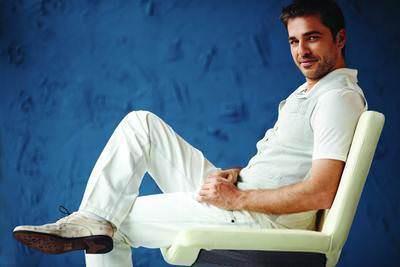 ENGN ALTAN DZYATAN: Arnavut Asll bir aileden olan Dzyatan,zmir doumlu