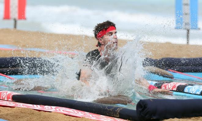 Akay, Ylmaz Morgl'n zel bir durumu olduunu, bu sebeple Acun Ilcal'nn nl sanatya zel izin verdiini belirtti.