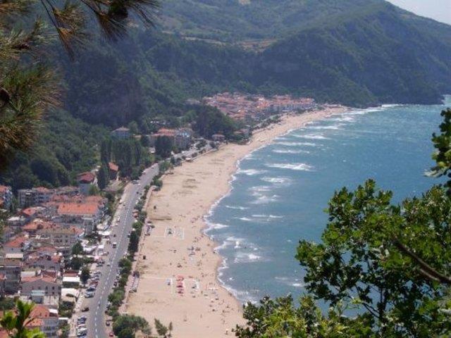 BARTIN "Parthenia"dan Bartn'a dnen adn kayna "Parthenios"dur. Bartn rmann antik adaki ad olan Parthenios; Yunan mitolojisinde, Okenaus'un ocuklarndan birisi ve "Sular Tanrs"dr. "Sular ilah veya Muhteem akan su" anlamlarna gelir. Bir baka anlam da "Gen Bakire veya Gen Kzlar iin koro trkleri"... "Gen Bakire" ise, tanra Athena'nn bir sfat.