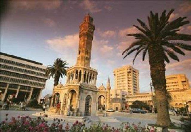 ZMR ehrin asl ad &#8220;Smyrna&#8221;dr. zmir kelimesi smyrna&#8217;nn halk arasndaki kullan eklidir. Homeros destanlarnda bu kent ismini Kbrs Kral Kinyras&#8217;n kz Smyra&#8217;dan alr ve tanra Artemis zmirli&#8217;dir. Kimi kaynaklara gre de, zmir ehrini ilk kuran Hititler deil, Amazonlar&#8217;dr. (Hititler de buraya Navlhun adn vermilerdir.