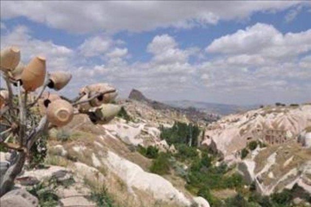 NEVEHR Onsekizinci yzyla kadar ehir bir kyd ve ad &#8220;Mukara&#8221; idi. Daha sonra Nevehirli Damat brahim Paa kyn gelitirdi ve yeni ehir anlamnda Nevehir adn verdi.