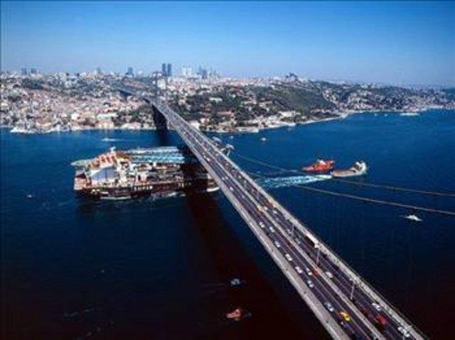 STANBUL M. 658 ylnda Megara kral Byzas tarafndan kurulduundan bu ehre kurucusundan dolay Bizantion ad verilmitir. Roma imparatoro Marcus Avrelius dneminde imparatorun manevi babasnn adyla &#8220;Antion&#8221; olarak anld. Bizans mparatoru Konstantin bu ehri yeniden kurunca buraya kendi adn verdi. ehre &#8220;Konstantin veya Konstanpolis&#8221; ad verildi. Araplar &#8220;Kostantiniye, Romallar Konstantinopolis&#8221; demilerdir. Daha sonra bu ismin ksaltlm ekli olan &#8220;Stin-polis&#8221; deyimi kullanld. te stanbul bu &#8220;Stin-Polis&#8221; ehrinden tretildi. Trkler buray alnca Mslman ehir anlamnda &#8220;slambol&#8221; adn verdiler. Fakat daha sonra stanbul olarak deitirildi.