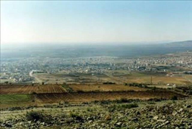 KLS Kilis ad Yukar Mezopotamya da Pellada Cyrrhus denen bir kent ile ayn ad tad ve Osmanl kaynaklarnda Kilis kalesi olarak getii grlmektedir. Bu szcn okunuu &#8220;Kiris&#8221; olup &#8220;Kilis&#8221; szcne fonetii bakmndan byk benzerlik gstermektedir. Grant Dictionier&#8217;de Cyrrhus&#8217;u &#8220;Kiris&#8221; anlam da &#8220;Efendi&#8221; olarak yazmaktadr. Byk olaslkla 8. yy. da blgeye gelen Trkmenler tarafndan Kiris, Kilis diye sylenmi ve bugnk yeri Kilis olarak isimlendirilmitir.