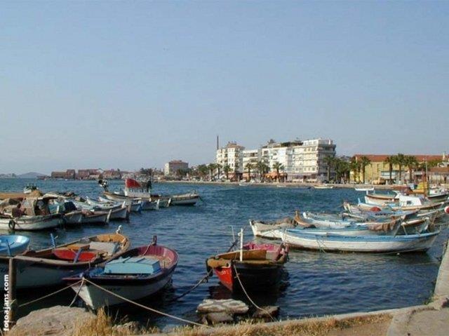 BALIKESR ehrin adnn eski hisar anlamna gelen Paleokastio&#8217;dan tredii sanlmaktadr. Halk arasnda dolaan bir sylentiye gre de bal ok anlamna gelir. nk Kesir Arapa&#8217;da ok anlamna gelmektedir