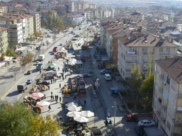 KIRIKKALE Krkky ile kentin merkezinde bulunan Kaletepe'nin ksaltlarak birletirilmesinden ortaya kt sylenir. Bu ismin halk tarafndan yaktrld kanaati yaygn olmakla beraber blgenin ismi Osmanl ariv belgelerinde "Krkkal" eklinde gemektedir. Aknclarn hcum ettiini duyan bizans kale komutan, btn barut dolu flar malubiyete dtklerinde havaya uurulmasn emreder, nitekim dnd gibide olur ve flarla birlikte herey yerle bir olur.ehrin ismi ehitlerin kahramanlklarn ve kimliklerini ifade etmektedir.,