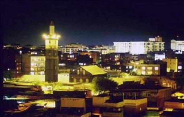 DYARBAKIR Bakr lkesi anlamna gelmektedir. Bu ismin kayna Diyar- Bekir&#8217;dir. Bekir&#8217;in memleketi anlamna gelir. Bunun nedeni de Bekir b. Va&#8217;il adl Arap gebe boyunun buraya yrlemi olmasndan kaynaklanr. Diyarbakr&#8217;n eski ad Amid veya Amed&#8217;dir. Gelen veya bizim anlamna gelir. Dede Korkut kitabnda Amid&#8217;e Hamid de denilmitir.