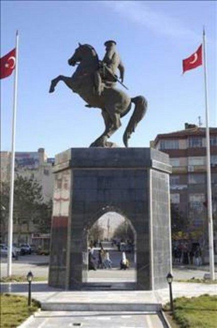 NDE lkada blgede Nagdoslular adl bir kavim yaadndan bu ehre isimlerini vermiler. Arap kaynaklar ehre &#8220;Nekide veya Nikde&#8221; demilerdir. Halk ise ehre Nide adn vermitir.