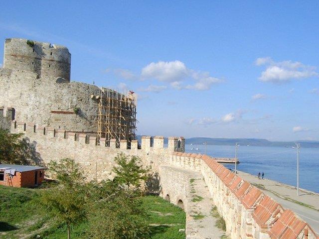 ANAKKALE Marmara ve Ege denizlerini birletiren Boaz&#8217;daki ehir ve kasabalarn en by ve il merkezidir. Boazn dou kysnda ve en dar yerinde kurulmutur. Burada denizini ekli tpk bir ana andrr. Bugnk ismini buradan alr.