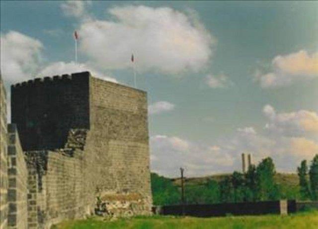 MU Bir rivayete gre sryanice&#8217;deki suyu bol anlamna glene Mua&#8217;dan dier bir rivayete gre ise ehrin kurucusu &#8220;Muet&#8217;den gelmitir