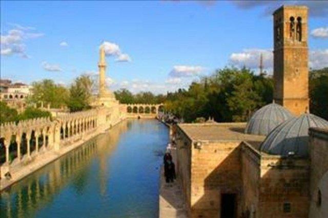 ANLIURFA Eski ad &#8220;Orhoe veya Orhai&#8221;dir. Daha sonra Araplar tarafndan &#8220;R&#8221;ya evrilmitir. Bir dier rivayete gre ise Krteden gelmekte olup R yani gne demektir. ehir Babil hkmdar Ramis-Nemrut tarafndan kuruldu.