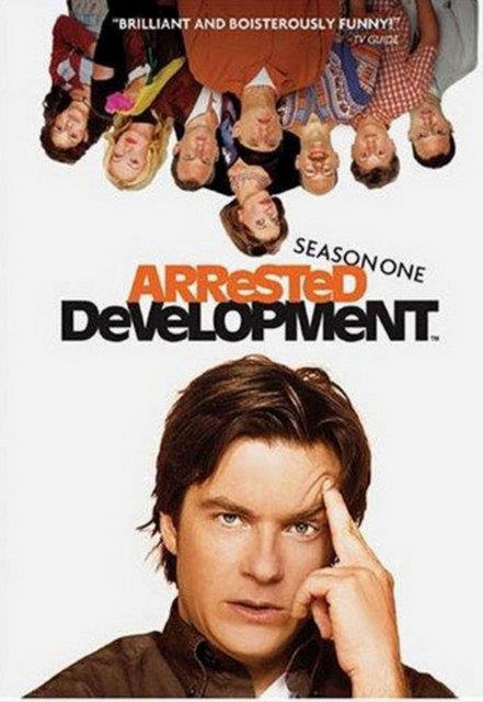9- Arrested Development: Dizinin konusu batan bir irket, hereyini kaybetmi varlkl bir aile ve o aileyi bir arada tutmaya alan oullar Michael ile arasnda geen olaylardan oluuyor. Dizi zellikle karakter ve eitlilik bakmndan ok zengin eler barndryor. Hikaye anlatm ve espriler dier komedi dizilerine gre ok srad ve absrd.
