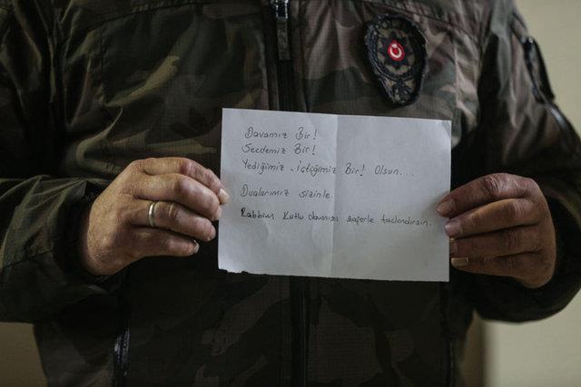 Yiyeceklerin bulunduu paketlere ocuklarn ilitirdii mektuplar, ilenin terristlerden temizlenmesi iin canla bala grev yapan gvenlik glerini duygulandrd.