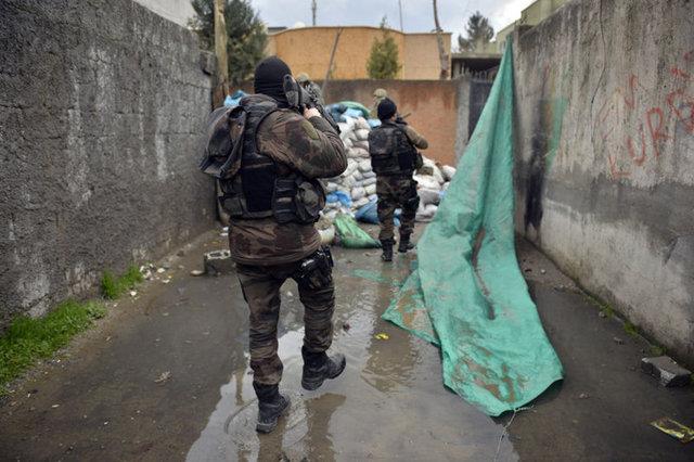 Cizre'de 14 Aralk'ta ilan edilen sokaa kma yasann ardndan ilenin terristlerden temizlenmesi, kazlan ukurlarn kapatlmas, kurulan barikatlarn kaldrlmas iin balatlan, "ehit Jandarma Astsubay Kdemli avu Burak Demirci Operasyonu"nun tamamlanmas iin sona yaklald.