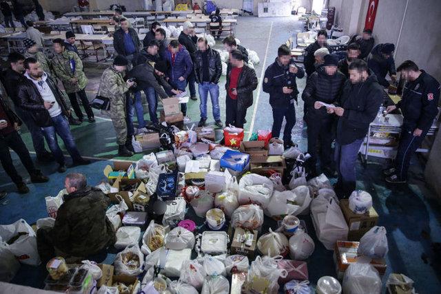 Erzurum'da kadnlarn zenle hazrlad yemek, pasta ve tatllar ile ocuklarn kaleme ald destek ieren mektuplar, bir kamyon ile terr rgtne ynelik operasyonlar srdren Cizre'deki gvenlik glerine ulatrld.