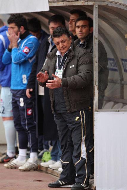 "SENN DLNDE VARMI!"  <p>  Burak Ylmaz: "Manisaspor'da hocamz Ylmaz Vural. Trabzon'u 2-0 yeniyoruz. Son 15 dakikada "Hocam oyuncu deitir" dedik. Hoca da oyuncu deiliklii yapt. Ald oyuncuyu, daha nce ne Ersun Hoca ne de Giray Hoca oynatmam. Oyuncuya da arkadalarna syle, bunlar yapsnlar demi. Ma 2-2 bitti. Ylmaz Hoca deliriyor, ok sinirlendi..."