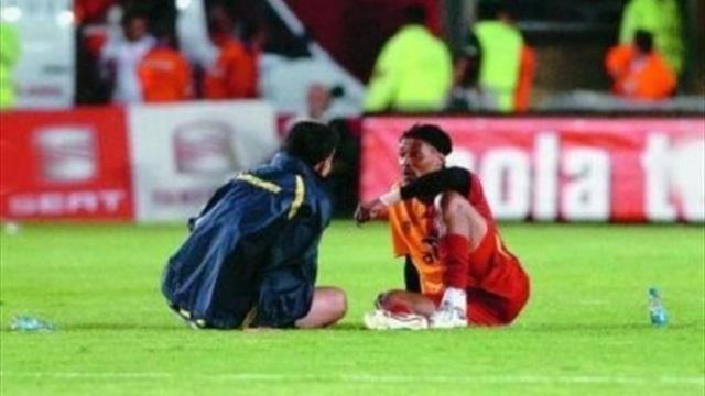 "Olaylar nedeniyle ma durunca sahann ortasna oturduk ve transferimle ilgili konutuk. Daha nce Kln&#8217;de oynad iin ehri ve kulbn yapsn anlatt. O srada ne ilgintir ki, tribnlerdeki olaylar sryordu."