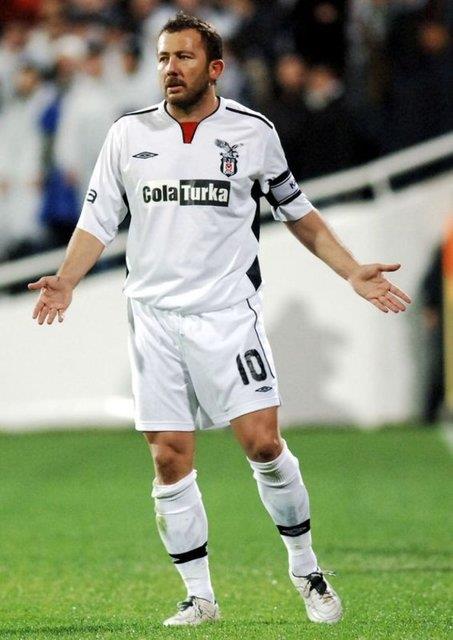 Rdvan Dilmen: Sergen yetenekleriyle sahada oyuna liderlik ediyordu fakat konuarak arkadalarn uyarmyordu.  <p>  Sergen: O kadar uyarlcak adam vard ki onlar uyarmaya kalksam top oynayamazdm