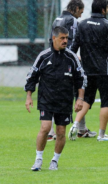 "15 YILDIR MALARA GELYORUM HEP YEDEKSN"  <p>  Beikta malzemecisi Sreyya: "Galatasaray&#8217;la Efes Kupas&#8217;n oynayacaktk. Bir taraftar oradan balad nce hocaya bard deiiklik yapamyorsun, sen git yaramaz adamsn diye. Tayfur&#8217;a bard yalandn artk, futbolu brak sen diye. Okan&#8217;a bard sen Galatasaraylsn git orada oyna diye. Sergen&#8217;e git at yar oyna diye bard. Baktm herkese geliyor sra..."