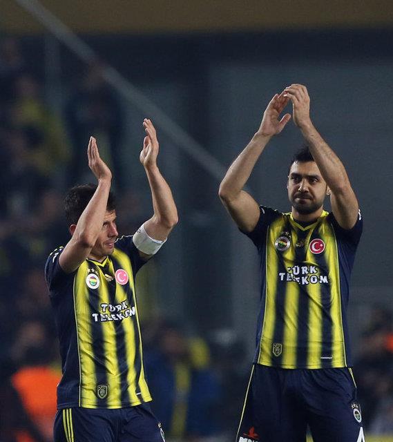 BEKR'N EMRE MANYAKLII<p>    Bekir rtegn: "Emre Belzolu manyakl var bende... Orta okuldaym o dnem. Matan sonra ackmm, eve ge kalmm, yine babadan fra yiyeceiz. Ama deer diyorum. kmadlar, meerse ieride bir sonraki ma izliyorlarm. Yllar sonra ayn takmdaym. Bunu anlattm, imdi bana hava yapyor. bazen. 'Bir zamanlar beni statta bekliyordun' diyor...