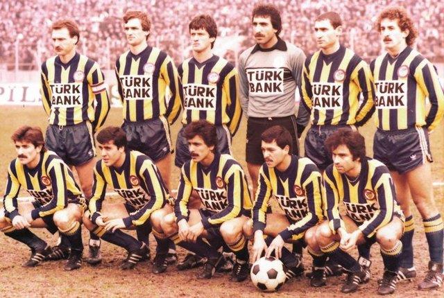 "Daha man bitimine de 8-10 dakika var. Maalesef bende oyundaym. Santra yapacaz ama Yaar topu vermiyor. Hakem buna sar kart gsterdi. Yaar hakeme, 'Referee finish please' diyormu. Ne yapsn, ngilizcesi o kadar" aklamasn yapt.