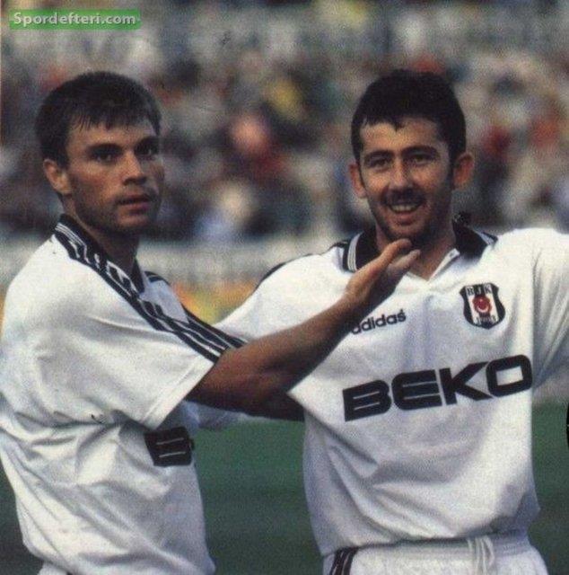 "KULAKLARIN ANAK ANTEN GB"<p>    Sergen Yaln: "Henz 19 yandaydm. Teknik Direktr Gordon Milne&#8218; BJK A takmnn Kbrs kamp kadrosunu akladnda dnyalar benim oldu. Otele yerletik. Birazdan kap ald. Gelen Feyyaz abiydi. "Sergen" dedi&#8218; "Senin odandaki TV iyi gsteriyor mu? Bizdeki herhalde bozuk..."