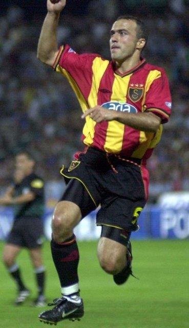 ARF'TEN HENRY'YE TRKE AYAR  <p>  Arif Erdem: "UEFA'da final mana kyoruz. Seramoniye kacaz, bize bakt ve alayc bir tavr sergiliyor. Tkr ile de balon yapyor. Hafife almt bizi. Ben de Trke "Olum sen rahatsz msn?" dedi. Sonra bakt "Ulan olum git" dedi!