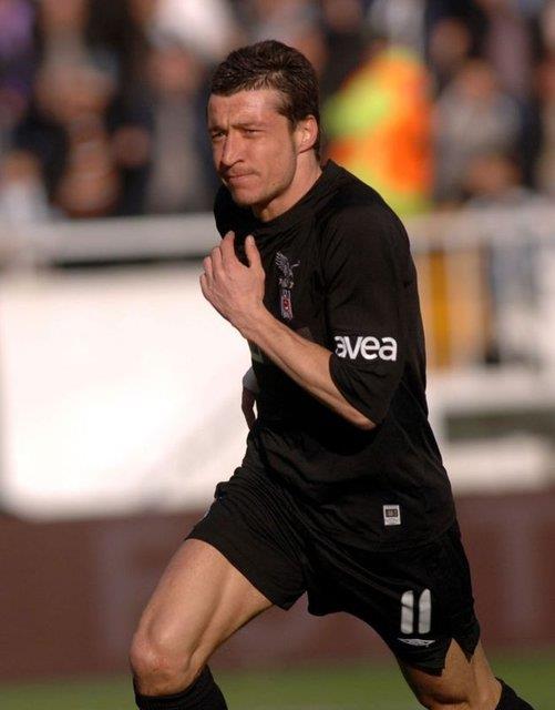 Tmer Metin&#8217;in srekli penalt kard dnemde devre aras:<p>    Sergen : abi bu takmn penaltcs kim ?<p>    Yardmc Antrenr : Pancu<p>    Sergen : Eee niye bu a..k.. kullanyor.<p>