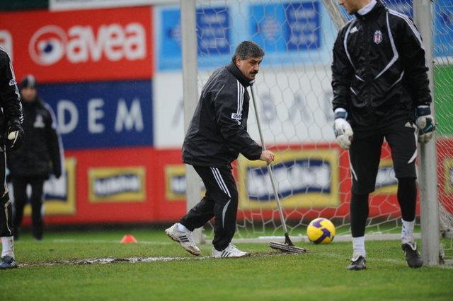 "SAAT YOK KRAMPON GETRDM"  <p>  Beikta malzemecisi Sreyya: "Schumacher&#8217;in Fener&#8217;e ilk geldii seneydi. &#8216;Bana ilk gol atana altn saat hediye edeceim&#8217; diye aklama yapmt. Kadky&#8217;de biz de Fenerbahe&#8217;yle oynuyoruz. Ben de soyunma odasnda uyumuum. Arkada geldi, &#8220;Leslie Ferdinand Schumacher&#8217;e gol att 3-1 yendik&#8221; dedi. Ferdinand, herkesi almlayp goln atm. Malzemeci Halil Aabey, &#8216;Sreyya, Ferdinand seni sever, syle de o saati sen al&#8217; dedi..."