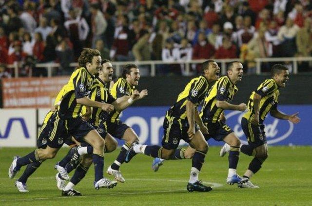 AZZ YILDIRIM KONUTU AMA...<p>  Zico: &#8220;Deplasmandaki Sevilla mann devre arasnda Bakan bata benimle bir konuma yapt ve &#8216;Volkan bugn ok kt; kar onu. Deivid de ortada iyi oynamyor, sa kanada ek&#8217; dedi. Deivid ortada oynad gol att; Volkan da penaltlar karp turu getirdi...&#8221;