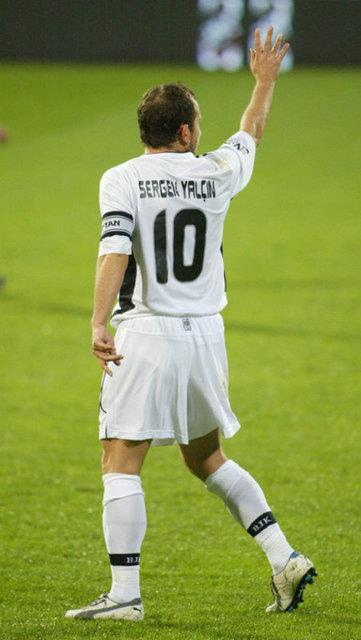 "Sakatm, ama dinler miyim sakatlk falan, kacam maa her trl. Bir korner at olmu, ben de ceza sahasnn oralarda salaa yatmm... Kornerden geldi top, kafa vurdular. Ben topun geliine bir kapattm, atala... Ya 2-1 oldu, ya 3-1 oldu. Gol bir attm, mutluluktan uuyorum. Kendimi yerlere attm. Ondan sonra hemen dedim ki kartn beni oyundan. Sakatlm var zaten zar zor oynamm. Ben arabann peindeyim, golle falan hi uramyorum."