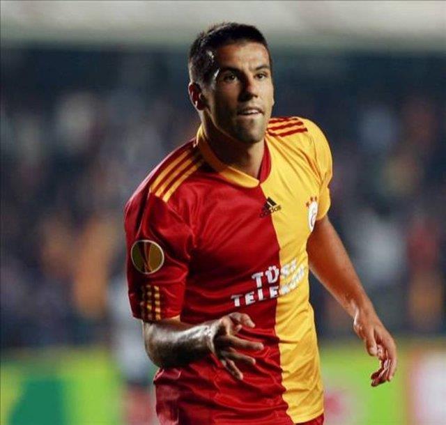 BAROS'A AKA YAPTILAR  <p>  Tercman Musa Mert etin: "Milan Baros'un ocuu stanbul'da dodu. Harry Kewell'la kendisine bir aka yaptk." Olun burada dodu. Askerliini de burada yapmas gerekiyor, dedik. Milan Baros inanlmaz korktu. Daha sonra doruyu syledik."