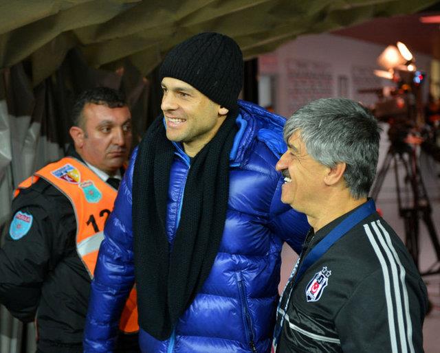 "Ma bitince Ferdinand&#8217;a syledim, &#8220;Tamam gidin aln saat sizin olsun&#8221; dedi. Ben de gittim Schumacher&#8217;in yanna, iaret edip saati istedim. Elinde krampon vard, kafama bir geirdi, bara bara kovaladlar beni. Ferdinand saati sordu, ben de &#8216;Saat yerine krampon getirdim&#8217; dedim.