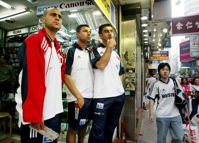 "HASAN A KFRETMEK STED, AMA BEN GRNCE..."    <p>  mit zat: "Galatasaray derbileriyle ilgili anlarm iinde Hasan a&#8217;n yeri ayr. O benim kardeim. Malardan nce ok konumazdk. Ama sahada birbirimizi kzdrrdk. rnein 4-0&#8217;lk man sonunda ona bir pozisyonda sert girmitim..."