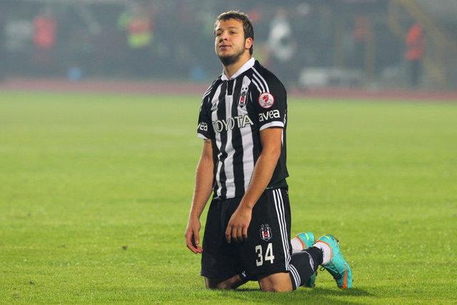 Muhabir anlar: (Atakan Kurt)<p>    &#8220;Mustafa Denizli ile Batuhan Karadeniz bir gn tesislerde arabalaryla burun buruna geldiler. kisinden birinin yol vermesi gerekiyordu. Be dakika kadar beklediler, sonunda Mustafa Denizli geri geri gidip yol verdi.&#8221;