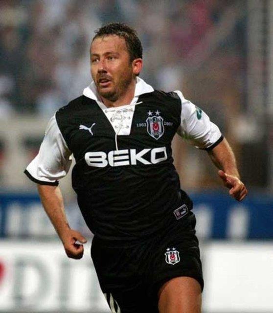 SERGEN'N LK ARABASI  <p>  Sergen Yaln: "Eskiden kulplerin piyangolar vard. Beikta da o zaman Tempra veriyordu. Piyangoda bir tane beyaz Tempra kalmt. Ben de dedim ki, "Bu arabay bana verin. A takmda oynuyorum, otobse binip eve gidiyorum. Mata 11 oynuyorum. ok uzaktan gidip geliyorum, zor oluyor. O hafta da Bursa ma var nn'de, sakatm bir de. Dediler ki, "Sen bu hafta bir gol at, arabay sana verelim..."