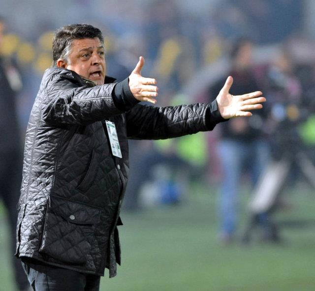 "Oyuncunun yanna gitti, "Azn a" dedi. ocuk da azn at. Hoca "Senin dilin de varm. Neden dediklerimi sylemiyorsun" dedi. Sonra da "Tabii Ylmaz sen cinsin. Kimse oynatmam, Trk futboluna oyuncu kazandracaktn" dedi.