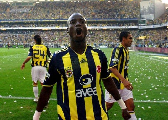 "GALATASARAYLILAR SAMANDIRA'YI BASTI"<p>    Eski Fenerbaheli Stephen Appiah 2006&#8217;daki 4-0&#8217;lk derbiden nce grd kbusu anlatt: "O man gecesinde Samandra&#8217;da kimse uyumuyordu. Gece 02.00&#8217;de bile Daum, futbolcu arkadalar ve teknik kadro hl ayaktayd. Byk bir heyecan vard. Galatasaray malarna herkes ok farkl bakyordu. 02.30-03.00 gibi uyumuum. Ama enteresan bir kbusla uyandm..."