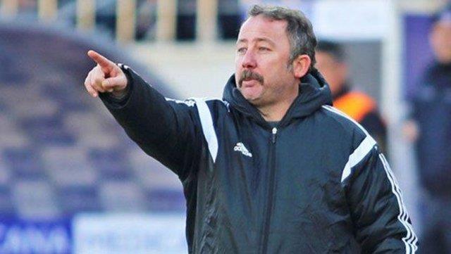 O srada odaya takmdaki dier baz futbolcular da geldi: "Ya Sergen bizim odaya da gelsene. Bizim TV de bozuk." Biraz zor oldu ama tm TVleri dzelttim. Fakat o anda bir ey dikkatimi ekti. Beni kutlayan futbolcular ayn zamanda kasklarn tuta tuta glyordu. Ama aniden Feyyaz abi azndaki baklay kard: "Sergen elinin dedii TVler tabii ki cam gibi gsterir. nk senin kulaklarn anak anten gibi." (Bilerek bozmular)