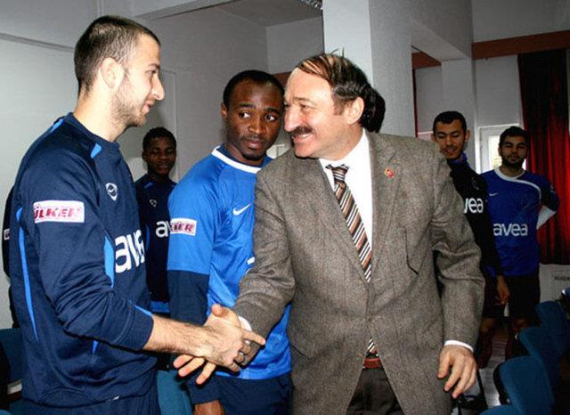 "Bu srada bana eildi, &#8216;Faruk Aabey&#8217;, &#8216;Buyur&#8217; dedim. &#8216;ota-Aril ii tamam m?&#8217; &#8216;Tamam, geliyorlar&#8217; dedim. &#8216;Peki&#8217; dedi. &#8216;Allahuekber&#8221; diyerek namaza baladk"