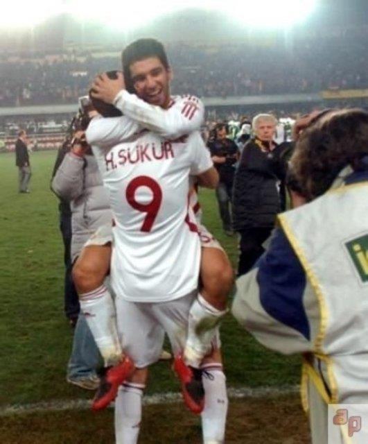 &#8216;TE O BENM OLUM...&#8217; <p>    Arda Turan'n annesi: "Arda ok hislidir. Rutubetli bir evdeydik. Bir gn &#8216;Bu evden ne zaman kurtulacaz&#8217; diye daralmtm. O srada Hakan kr&#8217;n Avrupa&#8217;da ma vard televizyonda. Arda neden aladm sordu..."