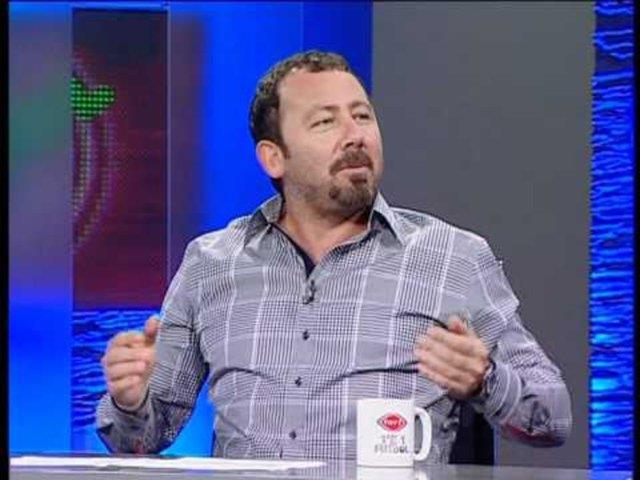 Odamdaki TVyi atm. Gayet net gsteriyordu. Bunun zerine Feyyaz abi bir istekte bulundu: "Sen TVden anlarsn, bir el atsana..." "Hemen abi" dedim. Kabul ettim. Ne de olsa kendimi beendirecektim&#8218; irin gzkecektim. Birlikte odasna gittik. TVnin bana kuruldum. Baladm dmelerle oynamaya. Oynadm&#8218; oynadm. Birazdan TV ok net gstermeye balad."