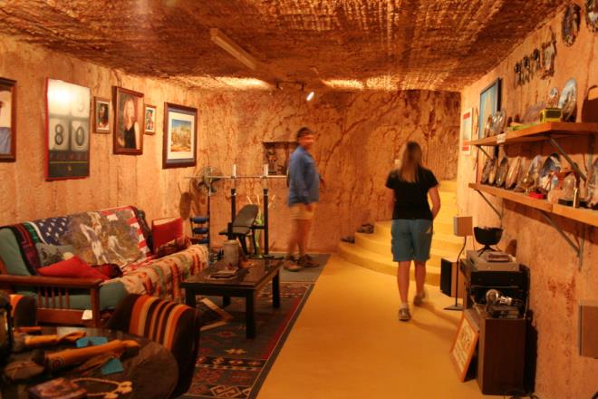 Madenciler daha sonra yksek scaklklara dayanamayarak ehri yer altna kuruyorlar.