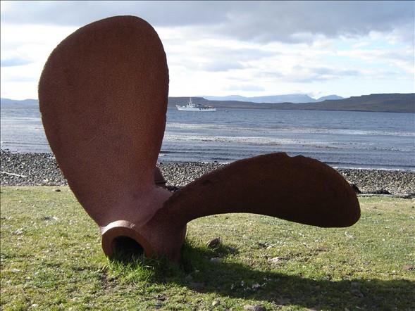 Ada&#8217;da tpk yzlerce kilometre gneyindeki Antartktika gibi yerel halk deil ancak Fransa&#8217;dan gelen aratrmaclar bulunuyor. 1776 ylnda nl kaif James Cook&#8217;un ayak bast takmadalar, bugn bir uydusu bulunan Fransa&#8217;nn fze savunma sisteminin bir parasndan baka bir ey deil.